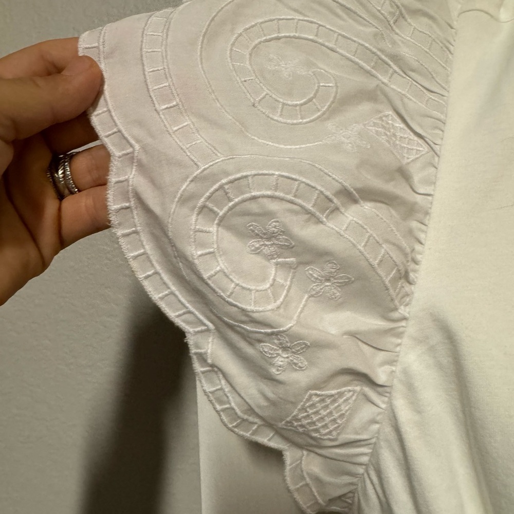 NWOT - adorable flutter embroidered express top size M